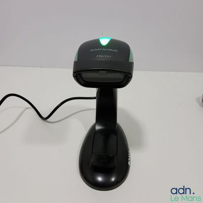 une image représentant un lecteur de codes-barres noir et vert posé sur une table