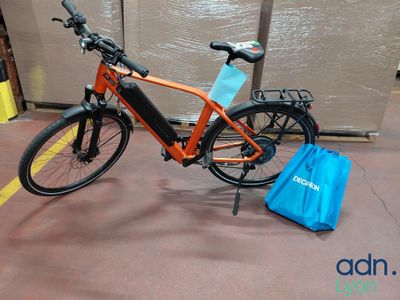 un vélo garé à côté d'un sac bleu