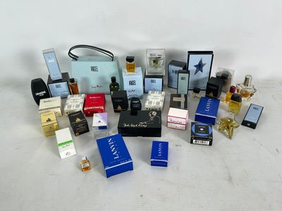 tout un tas de parfums posés sur la table