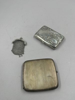 trois objets en argent, dont un étui à cigarettes, une bague et une empreinte digitale
