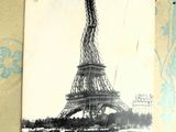 une photo d'une photo de la tour Eiffel accrochée au mur