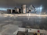 de nombreuses casseroles et poêles sur l'étagère de la cuisine