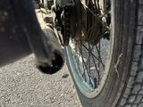 un gros plan d'un pneu de moto dans la rue