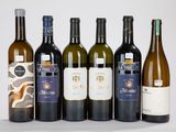 plusieurs bouteilles de vin sont alignées sur une table