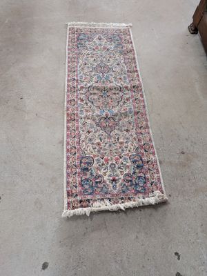 tapis posé au sol au milieu du salon