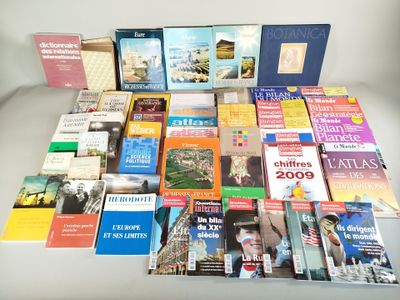 beaucoup de livres sur la table