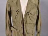 une veste militaire vert olive posée sur un mannequin