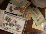 une boîte de timbres posée sur une table sur laquelle se trouvent d'autres timbres