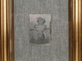 une vieille photo d'une femme assise sur une chaise devant une fenêtre