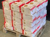 une pile de boîtes sur une palette dans un entrepôt
