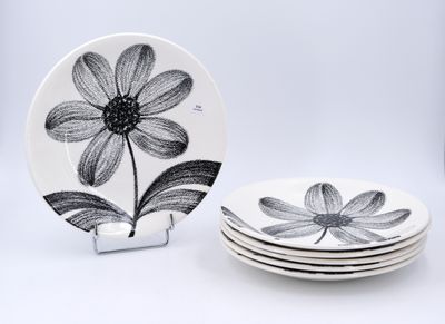 quatre assiettes ornées de motifs en noir et blanc