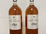 deux bouteilles de vin posées l'une à côté de l'autre sur une table