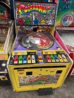 de nombreux types différents de machines d'arcade dans un magasin
