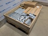 une caisse de pièces métalliques posée sur une palette