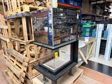 un aquarium posé sur une pile de palettes
