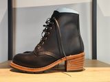 des bottines en cuir à lacets posées sur une étagère en bois dans une pièce
