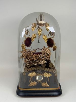 un dôme de verre avec une horloge à l'intérieur sur une table