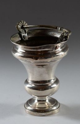 un vase en argent posé sur une table