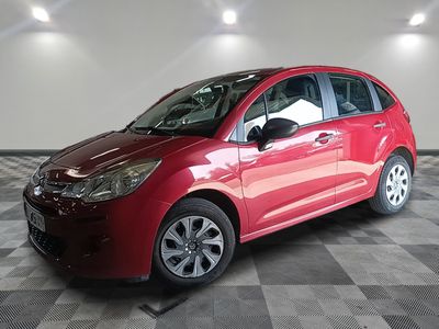 une photo d'une voiture rouge garée dans un showroom