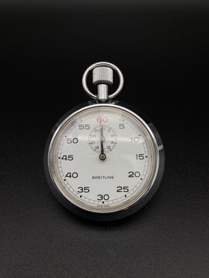 un gros plan d'un chronomètre posé sur une surface noire