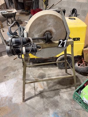 une machine qui se trouve dans un garage