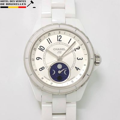 une montre blanche dotée d'un cadran bleu représentant la lune