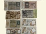 de nombreux types de papier-monnaie sur la table