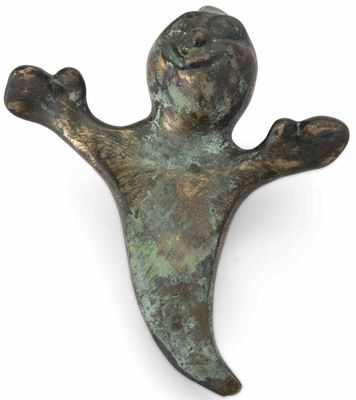 une ancienne figurine en bronze représentant un homme les bras tendus