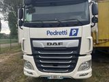 une photo d'un camion blanc garé dans un champ