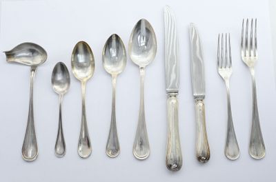 beaucoup de cuillères et de fourchettes en argent sur la table