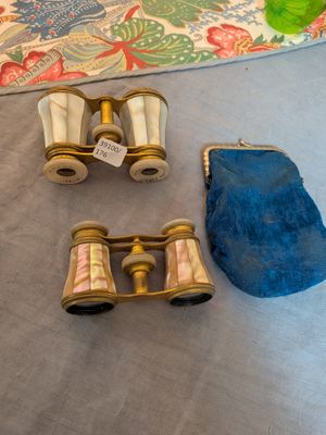 deux jumelles et un sac à main sur le lit