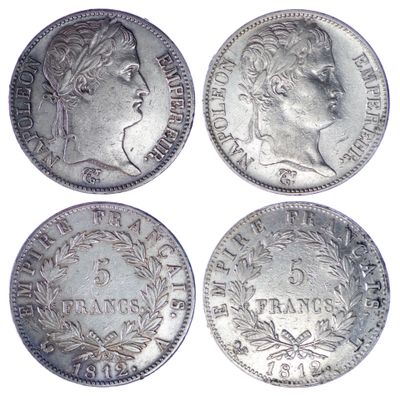 quatre types différents de pièces d'argent sur fond blanc