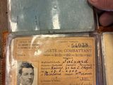 quelqu'un tient un portefeuille contenant une carte sur laquelle figure la photo d'un homme