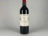 une bouteille de vin rouge posée sur une table