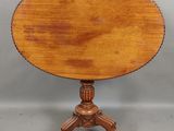 une petite table avec un plateau en bois posé sur un piètement en bois