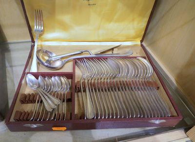 une boîte contenant un service d'argenterie