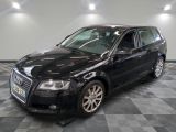 une image d'une audi wagon noire garée dans un garage