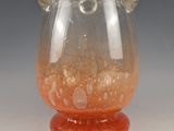 un vase en verre muni d'une anse
