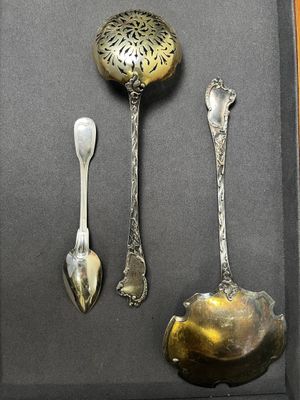 deux cuillères et un repose-cuillère dans une boîte