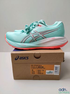 a pair of asics running shoes sitting on top of a box