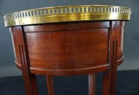 Petite table de salon ovale en acajou et placage d'acajou. (photo 5)