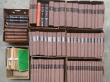 des cartons de livres empilés les uns sur les autres sur un sol en béton