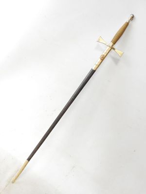 une image représentant une épée à poignée en bois sur un fond blanc