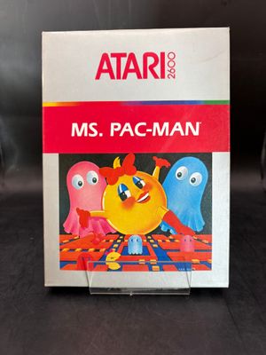une photo d'une boîte du jeu « MS Pac-Man » d'Atari posée sur une table