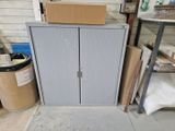 une armoire métallique au milieu d'une pile de cartons