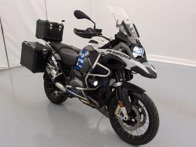 une moto noire et argentée garée dans une pièce blanche