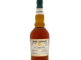 une photo d'une bouteille de whisky posée sur une surface blanche