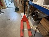 une paire de skis posée par terre dans un garage