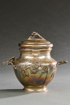 une image représentant un vase en argent posé sur une table