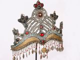 une couronne en argent ornée de pierres précieuses rouges et vertes